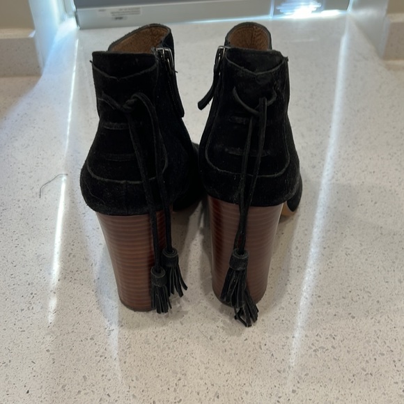 Black saw that booties with tassel on the back zipper on the side size 7 1/2 - Picture 2 of 3